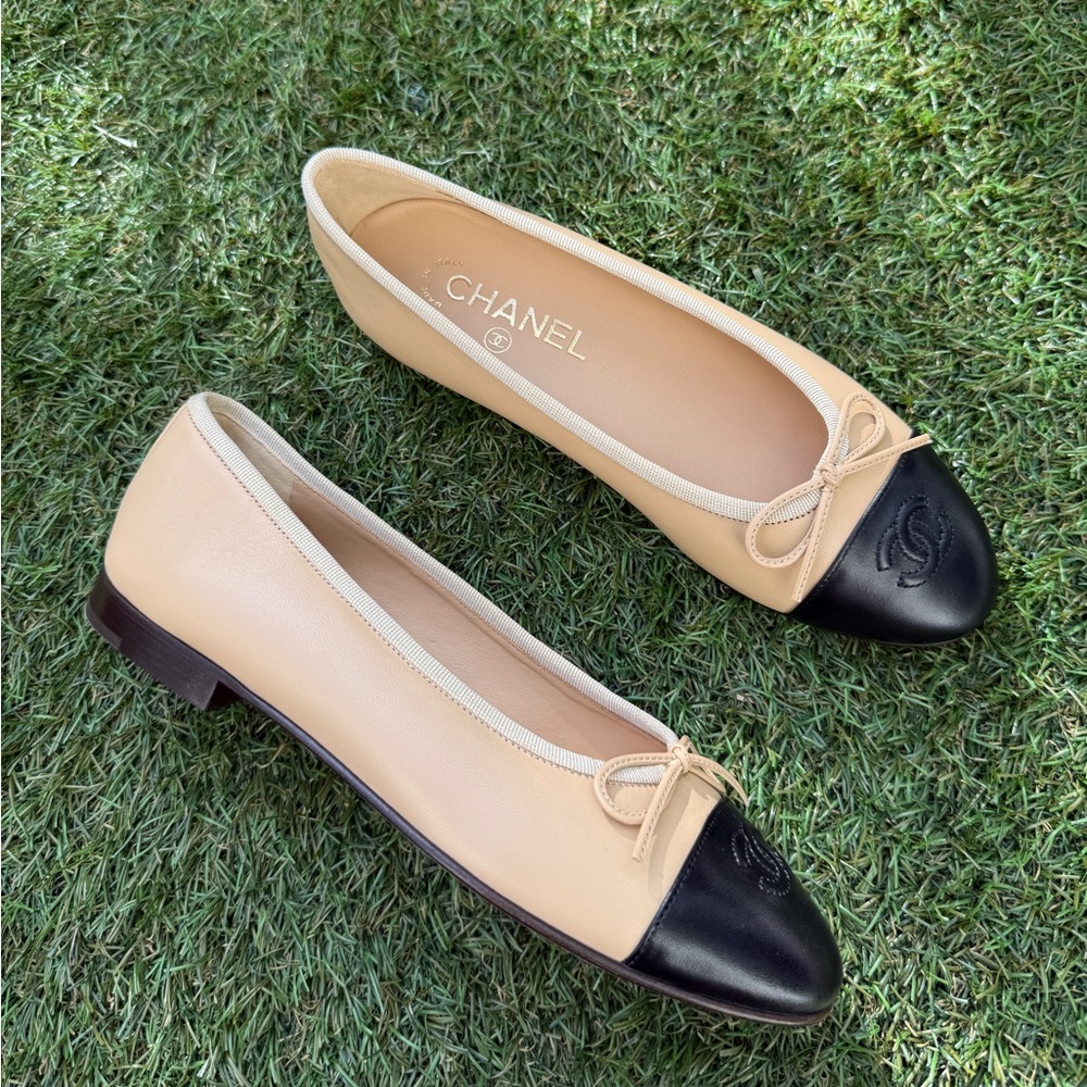 CHANEL CC LOGO BEIGE & BLACK LEATHER BALLET BALLERINA FLATS CLASSIC SHOES